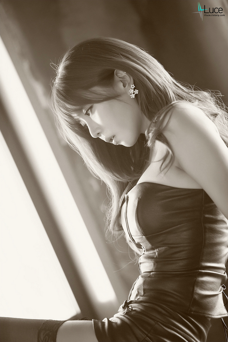 [网络收集] 韩国MODEL许允美--性感黑丝+皮衣